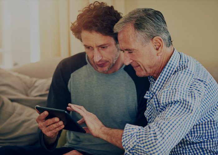 Twee mannen kijken op de tablet