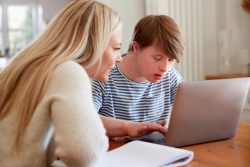 Vrouw en cliënt werken samen op laptop